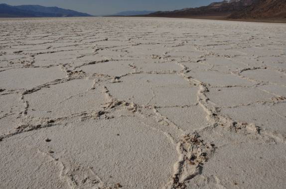 Muito sal na Badwater Basin, a - 86 m de altitude,  no Death Valley National Park, na Califórnia - EUA